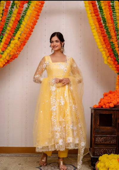 Sunehri Nazakat – Yellow Net Embroidered Anarkali Set